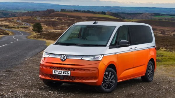 Най-добър за: превоз на възможно най-много хора

Плюсове: ефективност, водещ в класа

Минуси: 1,4-литровият хибрид може да няма мощност за някои

Микробусите вече не трябва да са селскостопански дизели. Всъщност Multivan, който замени базирания на Transporter Caravelle в гамата на VW, е по-тясно свързан с пътническите автомобили на марката. Може да бъде оборудван с отличното 1,4-литрово хибридно задвижване на VW.

Получавате седем седалки, достатъчно големи за възрастни, а моделите с дълго междуосие разполагат с допълнително пространство за багаж, идеално подходящо за семейни екскурзии. Изживяването при шофиране не прилича на ван – то е удобно, изискано и ефективно. В момента Volkswagen не приема поръчки за хибридния Multivan, въпреки че много дилъри все още имат налични нови запаси. Очаква се скоро да бъде пусната актуализирана версия с модернизирана plug-in хибридна настройка.